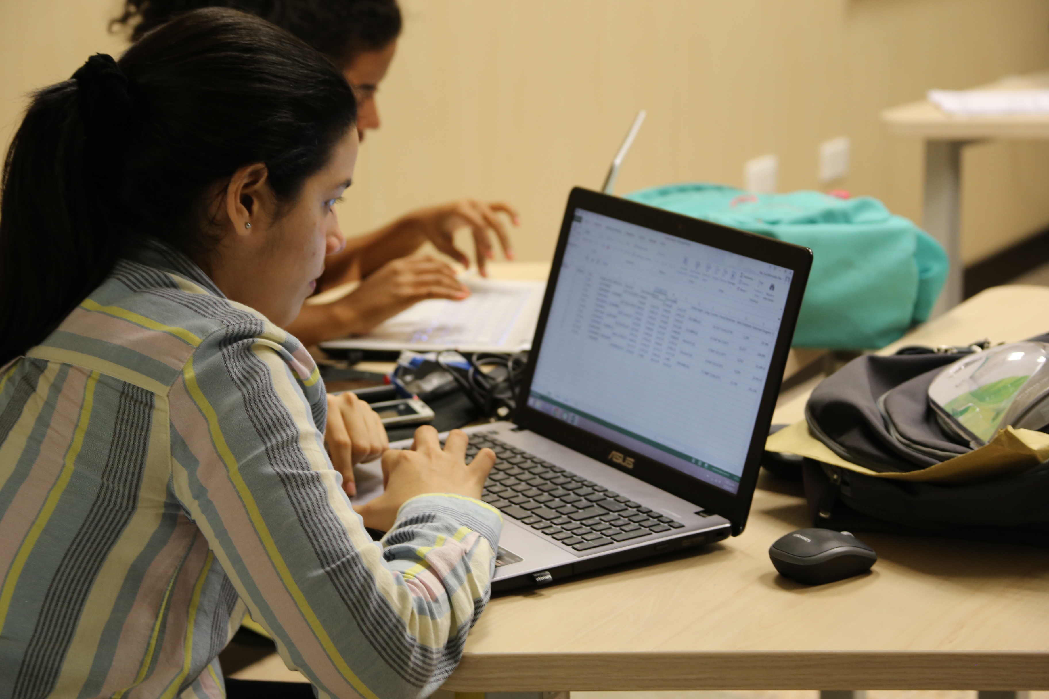 esta es la imagen de un persona utilizando un computador en la biblioteca