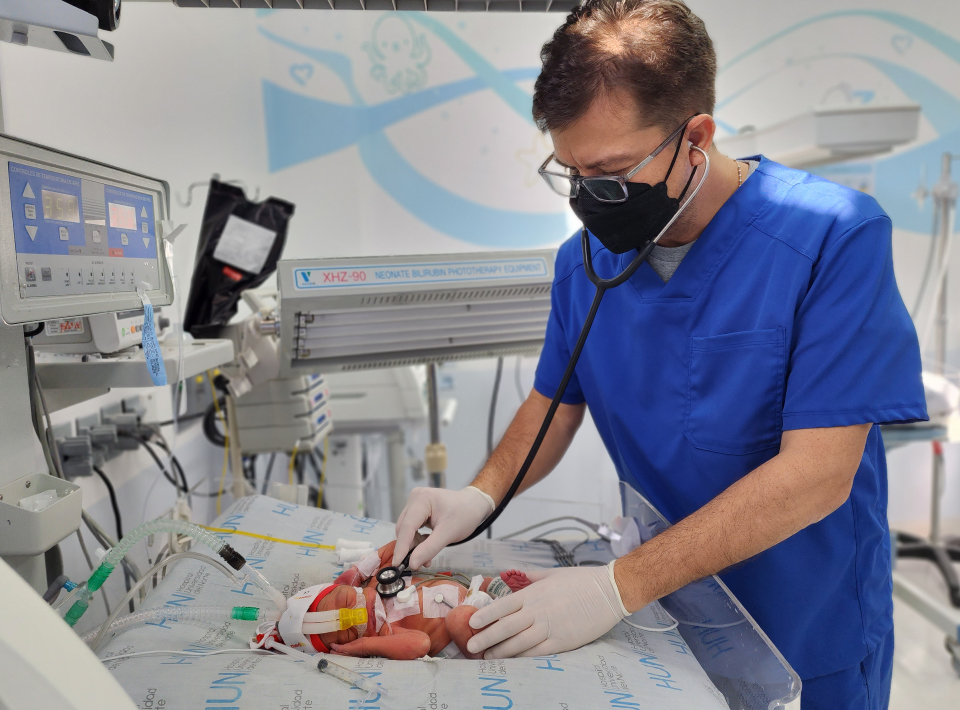 Foto unidad de cuidados intensivos neonatal tamaño